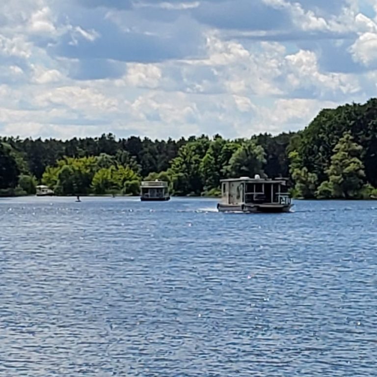 Havelbieber unterwegs Zwei Hausboote auf der ruhigen Havel